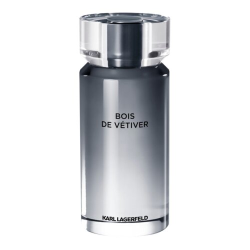 Przedstawiono butelkę perfum o metalicznym, szarym kolorze z przezroczystą nakrętką. Na butelce widnieje napis "BOIS DE VÉTIVER" oraz "KARL LAGERFELD".
