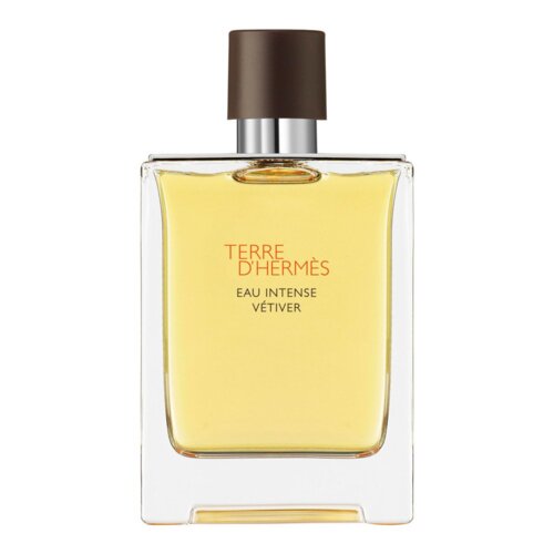 Na zdjęciu znajduje się flakon perfum Terre d'Hermès Eau Intense Vétiver. Butelka ma prostokątny kształt z brązowym korkiem i zawiera żółtawy płyn.
