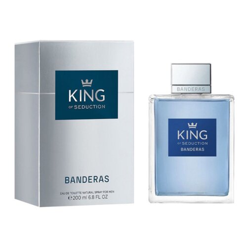 Pudełko i flakon perfum z napisem "KING of SEDUCTION BANDERAS" oraz "EAU DE TOILETTE NATURAL SPRAY FOR MEN 200 ml 6.8 FL OZ". Flakon jest przezroczysty z niebieskim płynem, a na jego nakrętce widnieje napis "BANDERAS".