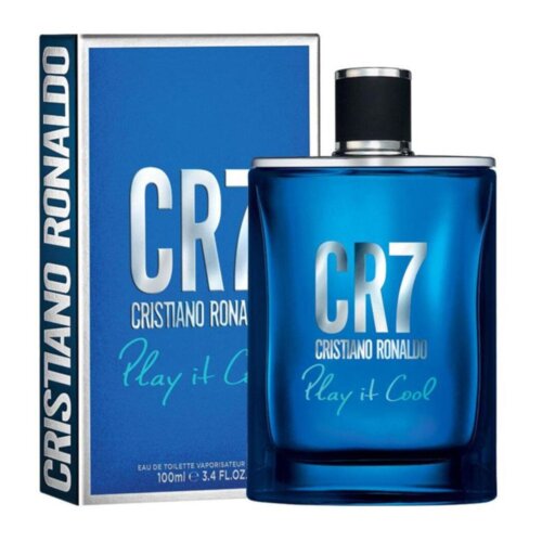 Niebieska butelka wody toaletowej z napisem "CR7 Cristiano Ronaldo Play it Cool" stoi obok opakowania z identycznym napisem. Na opakowaniu widnieje dodatkowy tekst: "100ml e 3.4 FL.OZ." oraz "Cristiano Ronaldo" na boku.
