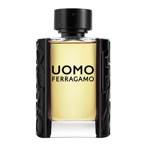 Butelka perfum z czarnym korkiem i przezroczystym szkłem, wypełniona jasnożółtym płynem. Na przedniej stronie widnieje napis "UOMO FERRAGAMO".