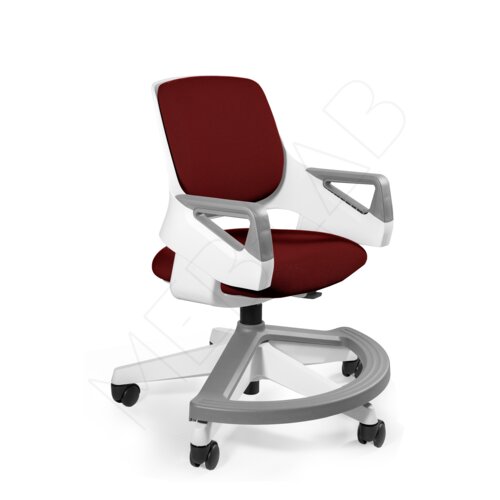 Ergonomiczny fotel dziecięcy z głębokim czerwonym siedziskiem i oparciem, białą ramą oraz szarymi podłokietnikami i podstawą na kółkach. Produkt posiada nowoczesny design z wyraźnymi liniami i zaokrąglonymi krawędziami.