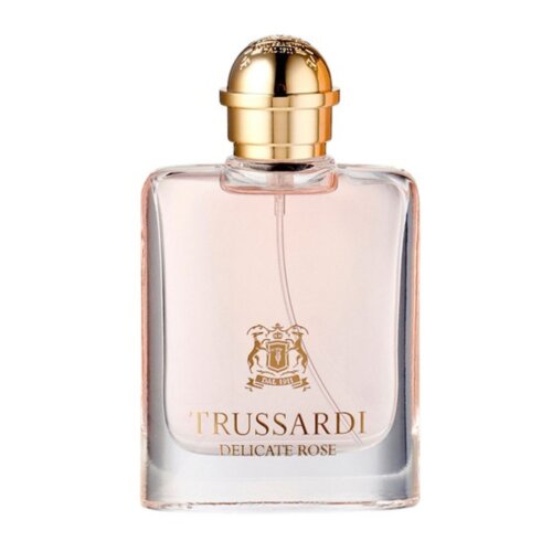 Prostokątna butelka perfum z przezroczystego szkła, wypełniona różowym płynem, z złotym korkiem i logo Trussardi na froncie. Na butelce widnieje napis: "TRUSSARDI DELICATE ROSE".