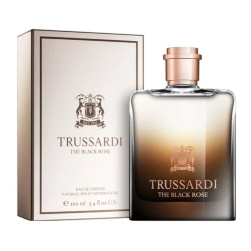 Na zdjęciu widoczna jest butelka perfum oraz pudełko z napisem "Trussardi The Black Rose". Na butelce i pudełku znajduje się herb oraz tekst "Eau de Parfum Natural Spray Vaporisateur 100 ml 3.4 fl.oz U.S.".