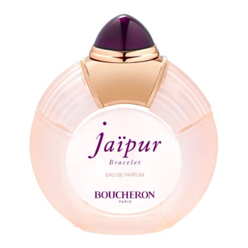 Butelka perfum o okrągłym kształcie z różowym odcieniem, zwieńczona złotym korkiem z fioletowym akcentem. Na butelce widnieje tekst: "jaïpur Bracelet EAU DE PARFUM BOUCHERON PARIS".
