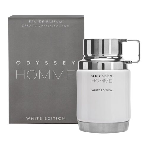 Na zdjęciu widoczna jest butelka perfum o białym kolorze z metalicznym korkiem, obok której znajduje się szare pudełko. Na butelce i pudełku widnieje napis: "ODYSSEY HOMME WHITE EDITION", a na pudełku dodatkowo "EAU DE PARFUM SPRAY / VAPORISATEUR".