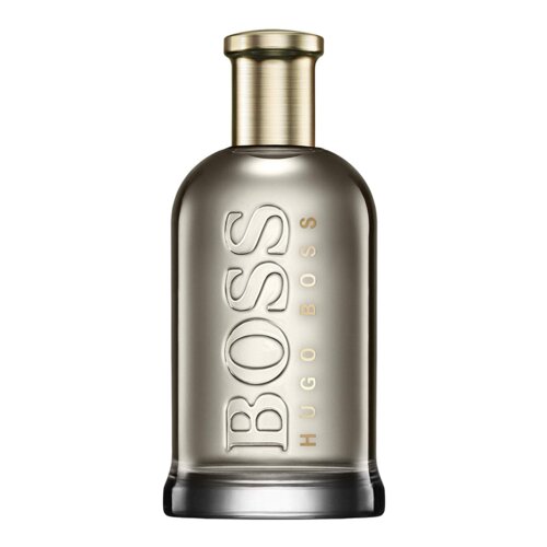 Przezroczysta butelka perfum z metalicznym korkiem, na której widnieje wytłoczony napis "BOSS" oraz mniejszy napis "HUGO BOSS" w kolorze złotym. Butelka ma elegancki, minimalistyczny design.