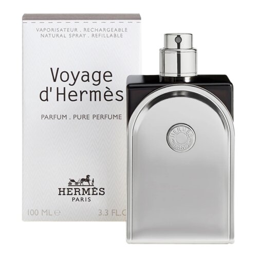 Na zdjęciu widoczny jest flakon perfum o metalicznym wykończeniu z wytłoczonym logo "Hermès Paris" oraz pudełko z napisem "Voyage d'Hermès Parfum Pure Perfume". Na opakowaniu znajdują się również słowa "Vaporisateur Rechargeable Natural Spray Refillable" oraz oznaczenia pojemności "100 ML e" i "3.3 FL. OZ.".