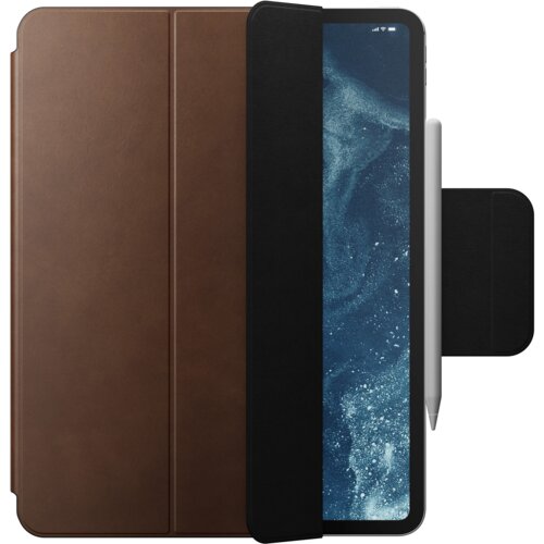 Brązowe etui na tablet wykonane z gładkiej skóry, z widocznym ekranem urządzenia wyświetlającym abstrakcyjny wzór w odcieniach niebieskiego. Obok tabletu znajduje się rysik przymocowany do etui.