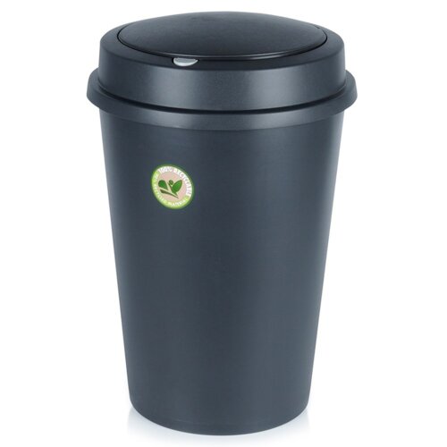 Czarny plastikowy kosz na śmieci o pojemności 47 litrów z okrągłą pokrywą. Na koszu znajduje się zielona naklejka z napisem "100% RECYCLED ECO MATERIAL".