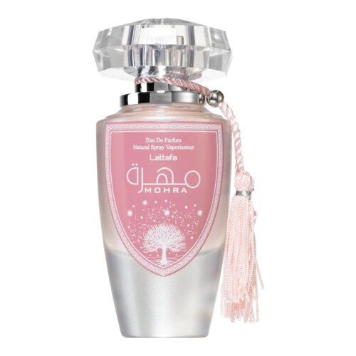 Butelka perfum Lattafa Mohra Silky Rose o pojemności 100 ml z różową etykietą, na której widnieje napis "Eau De Parfum Natural Spray Vaporisateur Lattafa MOHRA" oraz ozdobny motyw drzewa. Flakon ma przezroczysty, fasetowany korek i jest ozdobiony różowym sznurkiem z frędzlem.