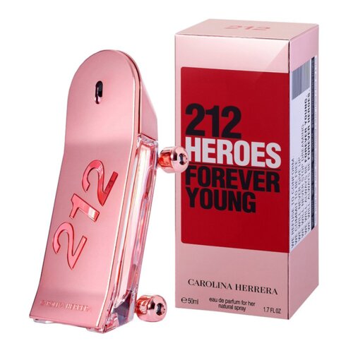 Różowy flakon perfum w kształcie deskorolki z napisem "212" stoi obok pudełka z tekstem "212 Heroes Forever Young". Na pudełku widnieje również napis "Carolina Herrera" oraz informacje o pojemności 50 ml i rodzaju produktu jako "eau de parfum for her natural spray".