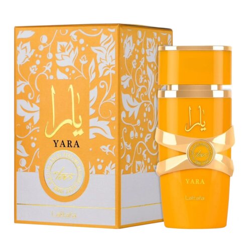 Pomarańczowe opakowanie i flakon perfum z napisem "Yara" oraz logo "Lattafa", ozdobione białymi, kwiatowymi wzorami. Na flakonie widoczny jest również złoty emblemat z napisem "Yara".