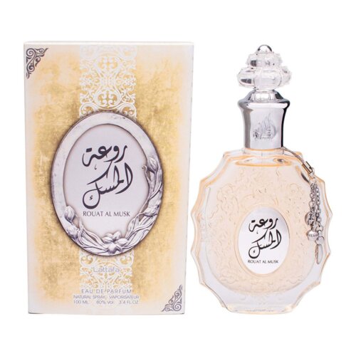 Perfumy Lattafa Rouat Al Musk w przezroczystym, ozdobnym flakonie stoją obok pudełka z dekoracyjnym wzorem i napisami w języku arabskim oraz angielskim. Na pudełku widnieje tekst: "ROUAT AL MUSK, Lattafa, EAU DE PARFUM, NATURAL SPRAY VAPORISATEUR, 100 ML, 80% VOL, 3.4 FL.OZ".
