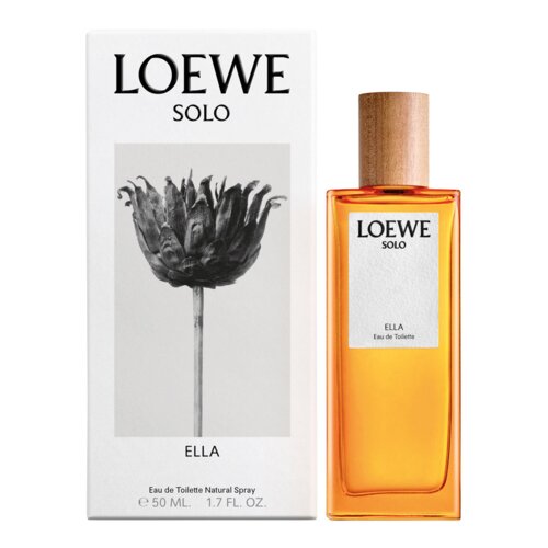 Na zdjęciu znajduje się flakon perfum oraz pudełko z napisem "LOEWE SOLO ELLA Eau de Toilette". Pudełko ozdobione jest czarno-białym zdjęciem kwiatu, a flakon ma drewnianą zakrętkę i pomarańczowy płyn wewnątrz.