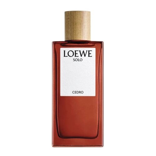 Prostokątna butelka z ciemnego szkła z drewnianą zakrętką, na której widnieje biały prostokąt z czarnym napisem "LOEWE SOLO CEDRO".