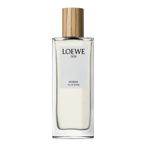 Prostokątna butelka z przezroczystego szkła z drewnianą zakrętką, na której widnieje etykieta z napisem: "LOEWE 001 WOMAN Eau de Toilette". Wewnątrz znajduje się jasny płyn.