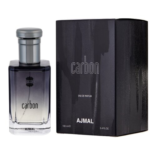 Na zdjęciu widoczna jest butelka perfum oraz pudełko z napisem "carbon" i "AJMAL". Na butelce znajduje się również logo producenta oraz napis "carbon" i "AJMAL".
