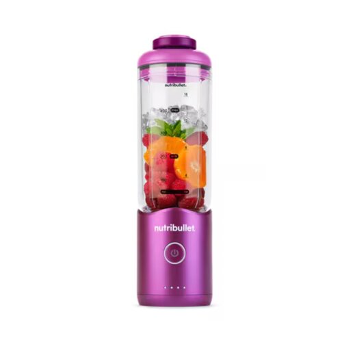 Fioletowy blender personalny z przezroczystym pojemnikiem, w którym znajdują się kawałki owoców i kostki lodu, z widoczną miarką do 400 ml. Na podstawie blendera znajduje się logo "nutribullet" oraz przycisk zasilania.