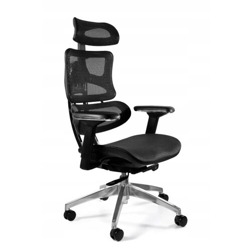 Czarny fotel biurowy z siatkowym oparciem i zagłówkiem, posiada chromowaną podstawę z pięcioma kółkami oraz regulowane podłokietniki. Produkt ma ergonomiczny design, zapewniający komfort podczas siedzenia.