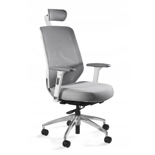 Ergonomiczny fotel biurowy w kolorze szarym, wykonany z siatki i tkaniny, z regulowanym zagłówkiem, podłokietnikami oraz podstawą na kółkach. Produkt ma nowoczesny design i metalową podstawę.