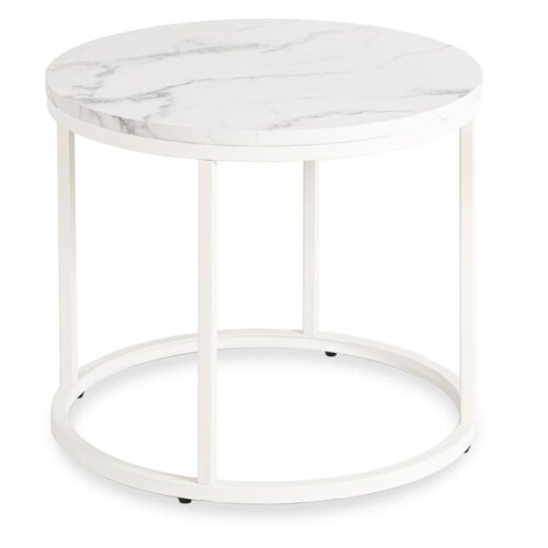 Okrągły stolik kawowy z białym, marmurowym blatem i białą, metalową ramą. Stolik ma nowoczesny, loftowy design.
