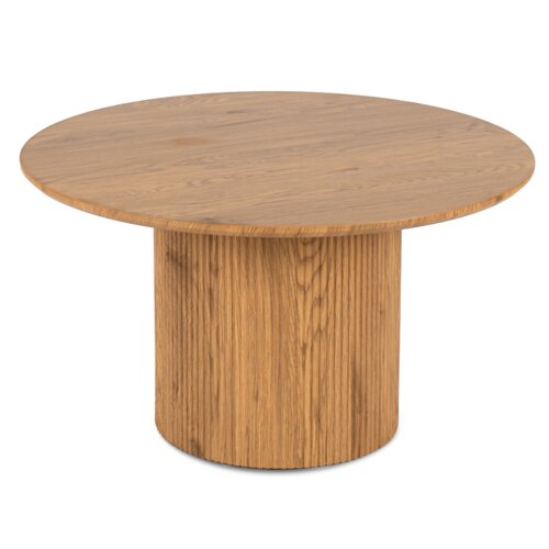 Okrągły stolik kawowy wykonany z drewna dębowego, z gładkim blatem i cylindryczną podstawą o wyraźnej strukturze drewna. Produkt ma nowoczesny design i jednolitą, naturalną kolorystykę.