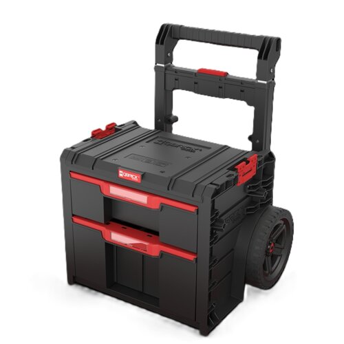 Czarna mobilna skrzynia z czerwonymi akcentami, wyposażona w dwa szuflady i duże koła, z widocznym logo "QBRICK System" na górnej części. Skrzynia posiada solidny uchwyt do przenoszenia oraz zamki zabezpieczające.