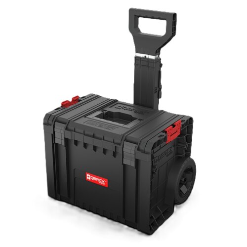 Czarna mobilna skrzynia QBRICK System PRO Cart 2.0 z wysuwaną rączką i dużymi kołami, posiada czerwone zapięcia i logo "QBRICK" na przedniej części. Na górze skrzyni widoczny jest uchwyt oraz wytłoczone wzory.