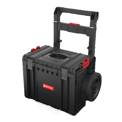 Czarna mobilna skrzynia QBRICK System PRO Cart 2.0 Plus z dużymi kołami i teleskopowym uchwytem. Na skrzyni widoczne jest czerwone logo z napisem "QBRICK System".