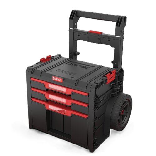 Czarna skrzynia na narzędzia z trzema czerwonymi szufladami i dużymi kołami, posiada uchwyt do przenoszenia. Na górze widoczne jest logo "QBRICK System".