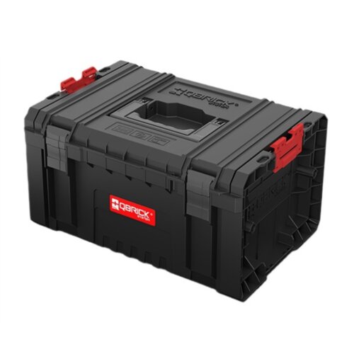 Czarna skrzynia na narzędzia z czerwonymi zatrzaskami i uchwytem na górze, z widocznym logo "QBRICK SYSTEM" na pokrywie oraz na czerwonej etykiecie z przodu. Skrzynia ma solidną konstrukcję z wyraźnymi liniami i wzmocnieniami.