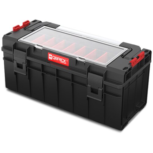 Czarna skrzynka narzędziowa z przezroczystą pokrywą i czerwonymi elementami, z widocznym logo "QBRICK SYSTEM". Wewnątrz pokrywy znajdują się czerwone przegrody.