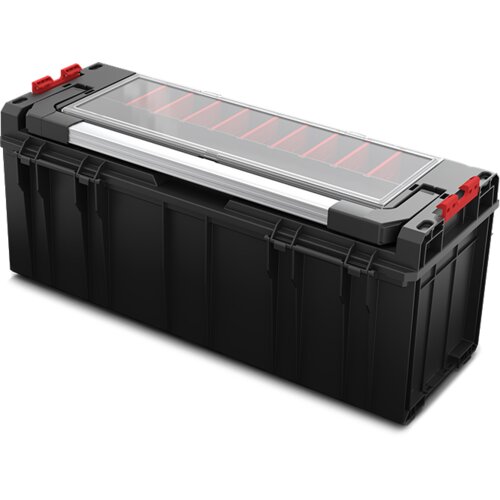 Czarna skrzynka narzędziowa z przezroczystą pokrywą, pod którą znajdują się czerwone przegrody. Na rogach pokrywy widoczne są czerwone zatrzaski.