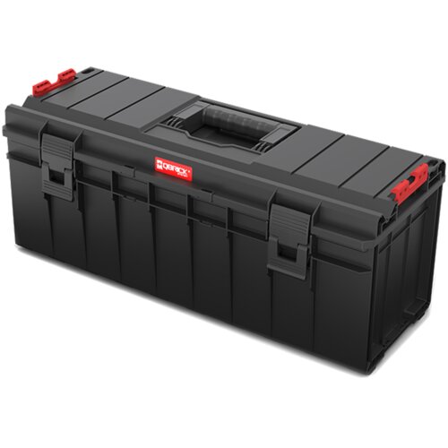 Czarna skrzynka narzędziowa z czerwonymi elementami i uchwytem na górze, z widocznym logo "QBRICK System" na przedniej stronie. Skrzynka ma solidne zapięcia i prostokątny kształt.