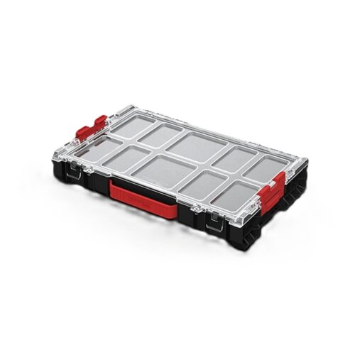 Przezroczysty organizer z czerwonymi i czarnymi elementami, posiada osiem prostokątnych przegródek widocznych przez pokrywę. Na czerwonym uchwycie znajduje się napis "QBRICK SYSTEM".