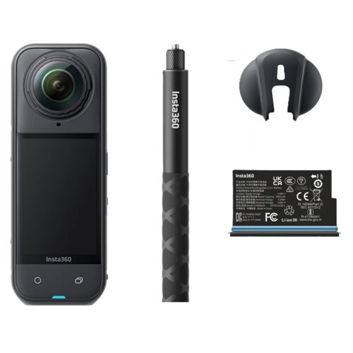 Na zdjęciu znajduje się kamera sferyczna z dużym obiektywem, obok niej czarny uchwyt z napisem "Insta360", osłona oraz bateria z widocznymi oznaczeniami i napisami, w tym "Insta360" i symbole certyfikacji.