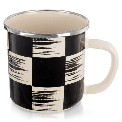 Emaliowany kubek o pojemności 400 ml z wzorem w czarno-białą szachownicę, z metalowym rantem i jasnym wnętrzem. Kubek posiada uchwyt w kolorze jasnym, dopasowanym do wnętrza.