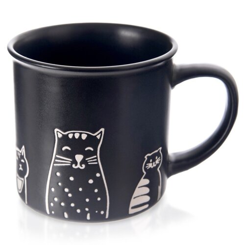 Czarny ceramiczny kubek o pojemności 500 ml z białymi rysunkami kotów na zewnętrznej powierzchni. Kubek ma klasyczny kształt z dużym uchem.