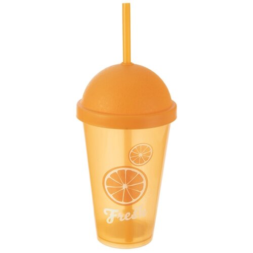 Pomarańczowy kubek plastikowy z pokrywką w kształcie kopuły i słomką, ozdobiony grafiką przedstawiającą plasterki pomarańczy oraz napisem "Fresh".