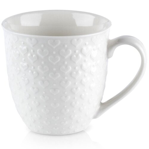Biały ceramiczny kubek o pojemności 580 ml z wytłoczonym wzorem serc na powierzchni. Kubek ma klasyczny kształt z dużym uchem.