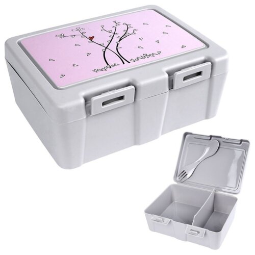 Szary pojemnik śniadaniowy z różową pokrywką ozdobioną rysunkiem drzewa z sercem i małymi serduszkami, wewnątrz znajduje się przegródka oraz sztućce. Na pokrywce widnieje napis: "Pojemnik śniadaniowy ze sztućcami SERCE 1 l".