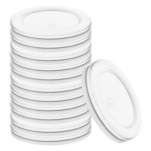 Stos metalowych pokrywek do słoików, ułożonych jedna na drugiej, z jedną pokrywką opartą o stos. Na pokrywkach widoczne jest logo producenta.