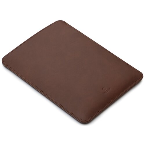 Ciemnobrązowe etui na laptopa o gładkiej powierzchni z widocznym logo producenta w dolnej części. Produkt ma starannie wykonane szwy wzdłuż krawędzi.