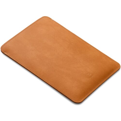 Jasnobrązowe etui na laptopa wykonane z gładkiego materiału, z widocznym logo "BALTAN" w dolnej części. Etui ma zaokrąglone rogi i starannie wykonane szwy wzdłuż krawędzi.