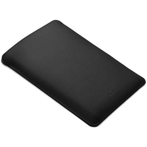 Czarne etui na laptopa o prostokątnym kształcie, z widocznym logo producenta w dolnej części. Powierzchnia etui jest gładka, z delikatnym połyskiem.