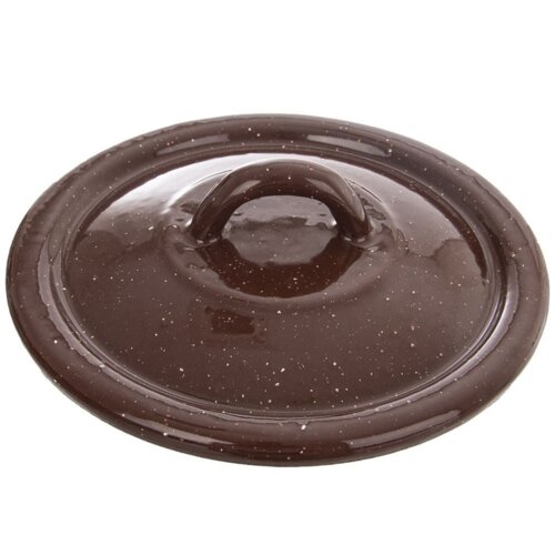 Brązowa, emaliowana pokrywka o średnicy 14 cm z uchwytem na górze, pokryta drobnymi, jasnymi plamkami. Produkt ma gładką, błyszczącą powierzchnię.