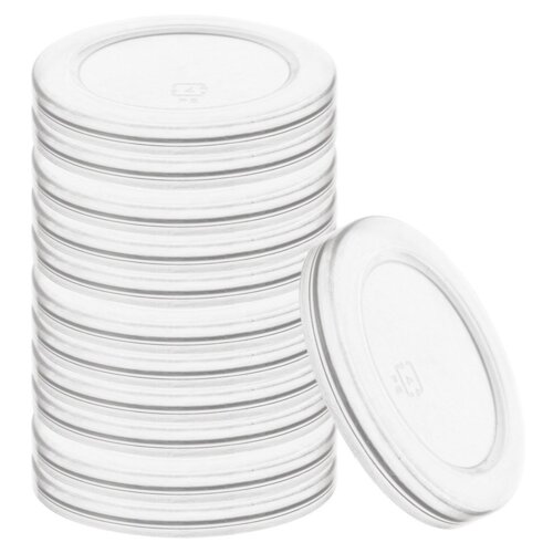 Na zdjęciu widoczny jest stos metalowych pokrywek do słoików, ułożonych jedna na drugiej, z jedną pokrywką opartą o stos. Na pokrywkach znajduje się symbol recyklingu z oznaczeniem "4 PS".