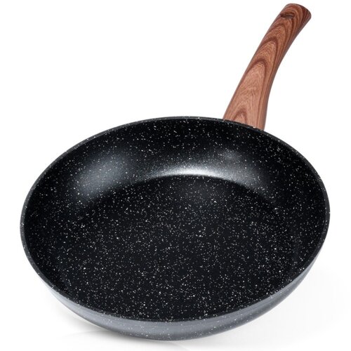 Czarna patelnia z granitowym wykończeniem i drewnianą rączką, pokryta białymi kropkami. Produkt to "Patelnia granitowa BLACK&WOOD 26 cm".