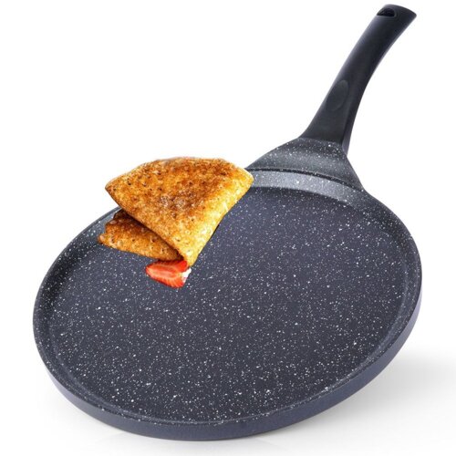Granitowa patelnia do naleśników o średnicy 27 cm z czarną, nakrapianą powierzchnią i ergonomicznym uchwytem. Na patelni znajduje się złożony naleśnik z kawałkiem truskawki.